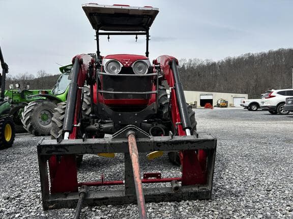 Image of Massey Ferguson 2705E equipment image 2