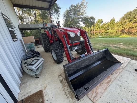 Image of Massey Ferguson 2706E equipment image 4
