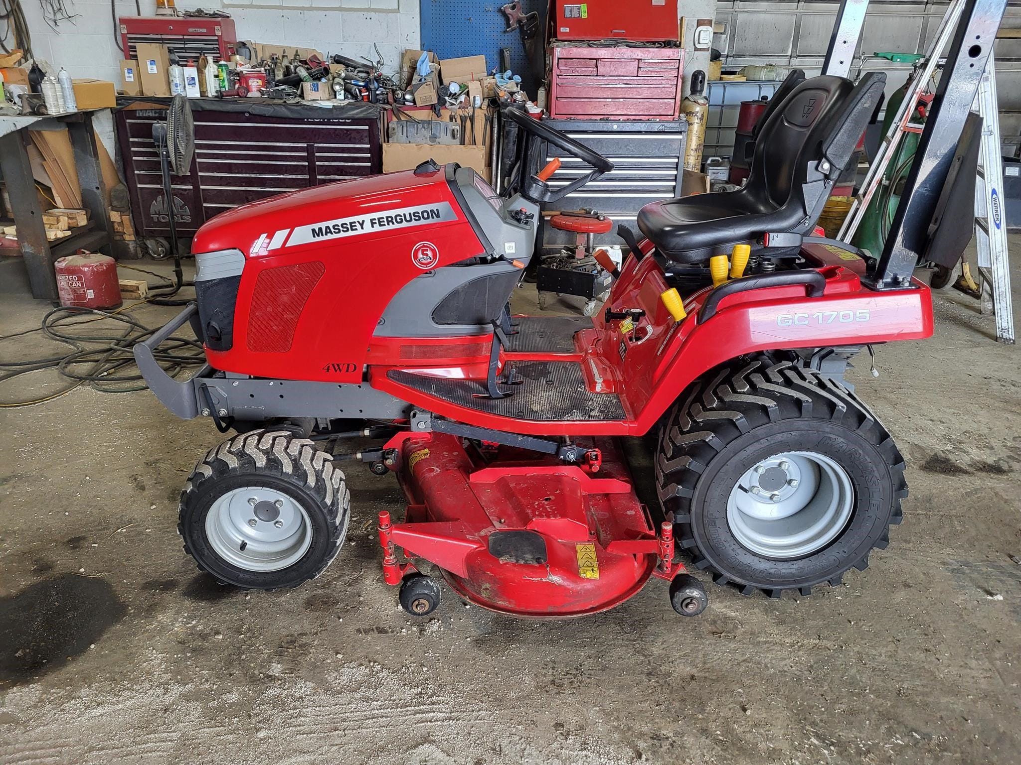 2017 Massey Ferguson GC1705 Equipment Image0