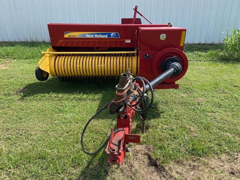 2017 New Holland BC5070 Equipment Image0