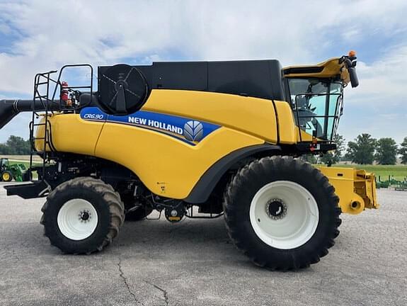 Image of New Holland CR6.90 equipment image 4
