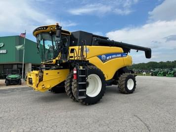 Main image New Holland CR6.90