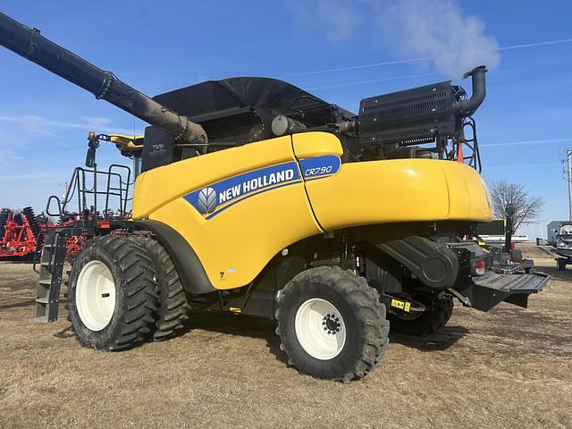 Image of New Holland CR7.90 equipment image 2