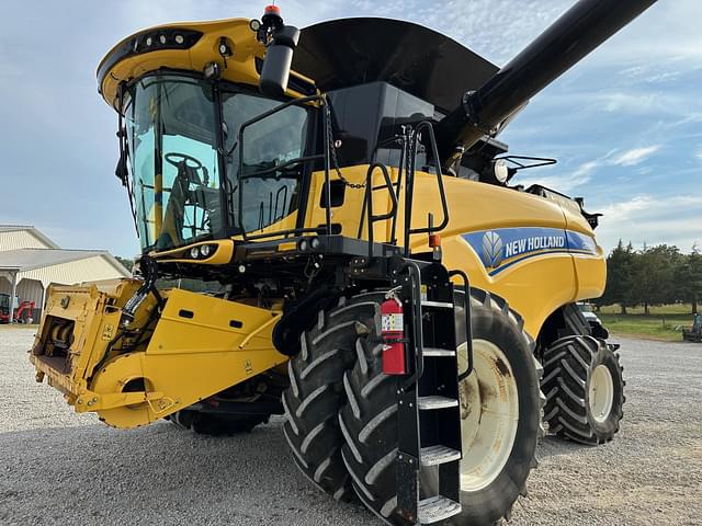 Image of New Holland CR8.90 equipment image 2