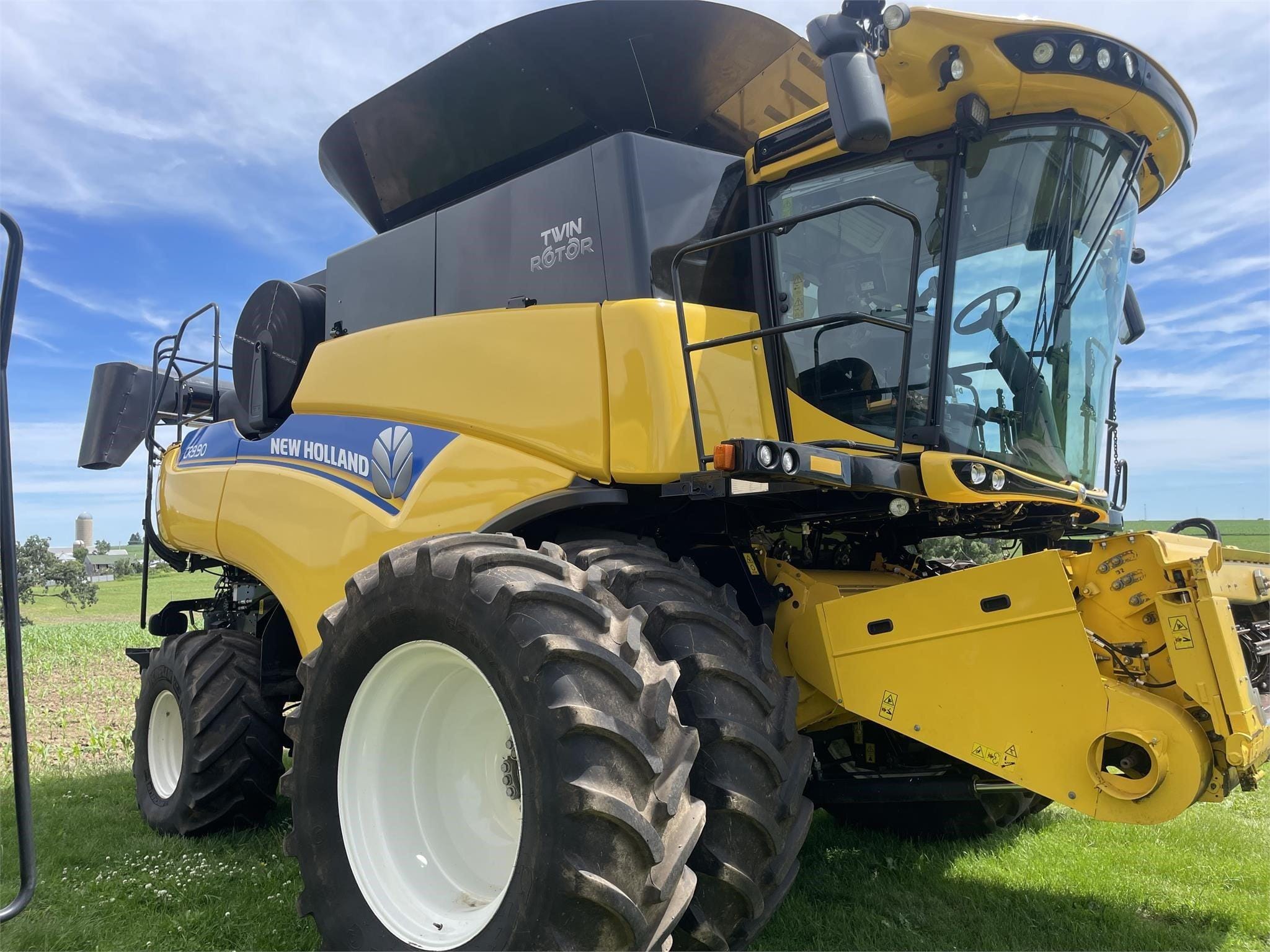 2017 New Holland CR9.90 Equipment Image0