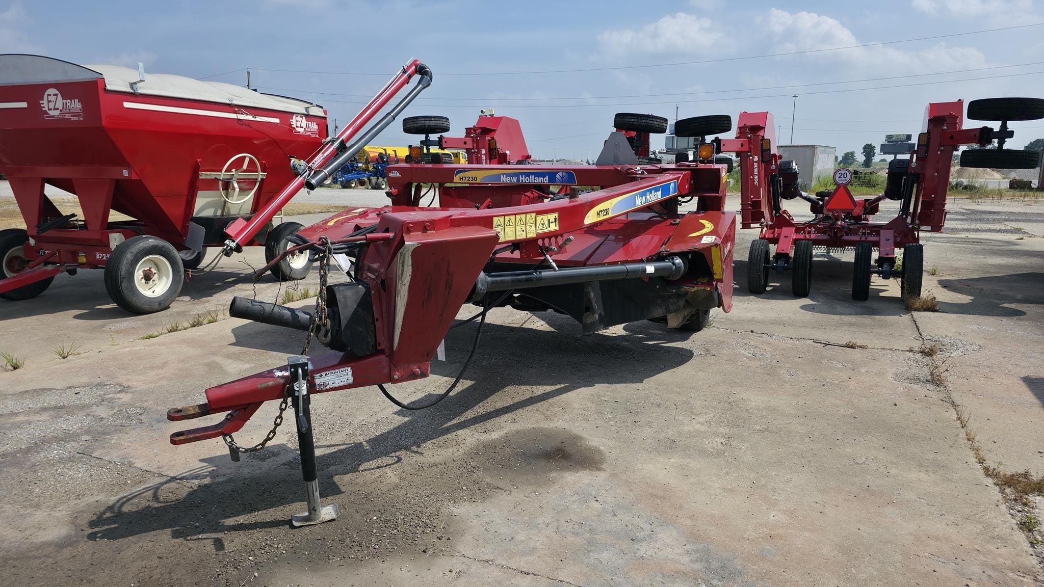 2017 New Holland H7230 Equipment Image0