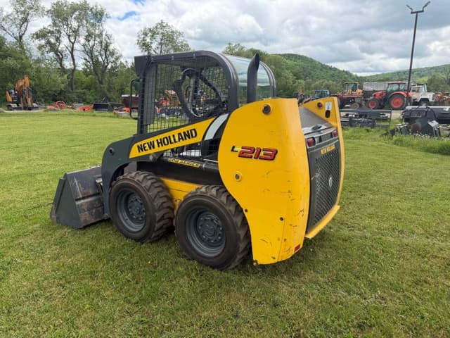 Image of New Holland L213 equipment image 3
