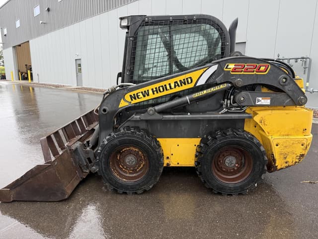 Image of New Holland L220 equipment image 2