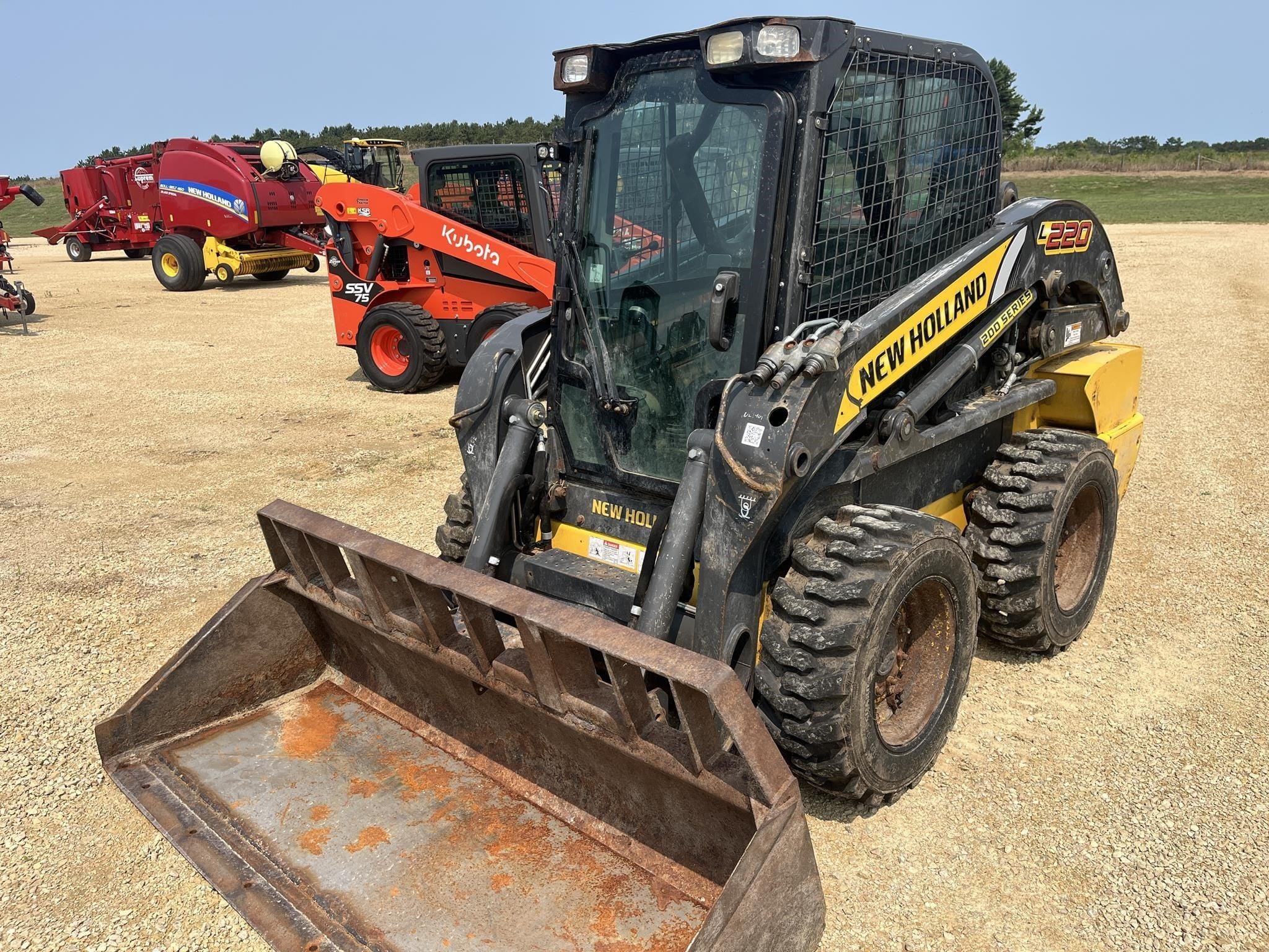 2017 New Holland L220 Equipment Image0