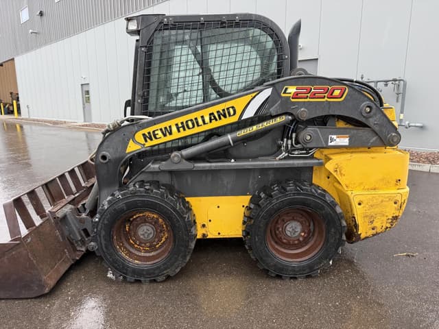 Image of New Holland L220 equipment image 3