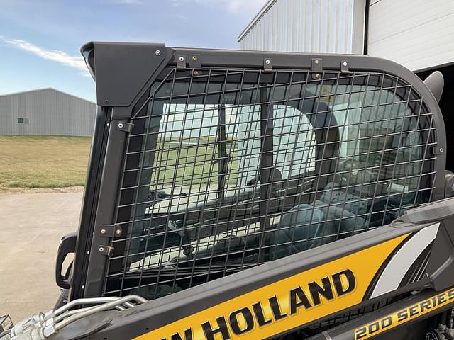 Image of New Holland L220 equipment image 4