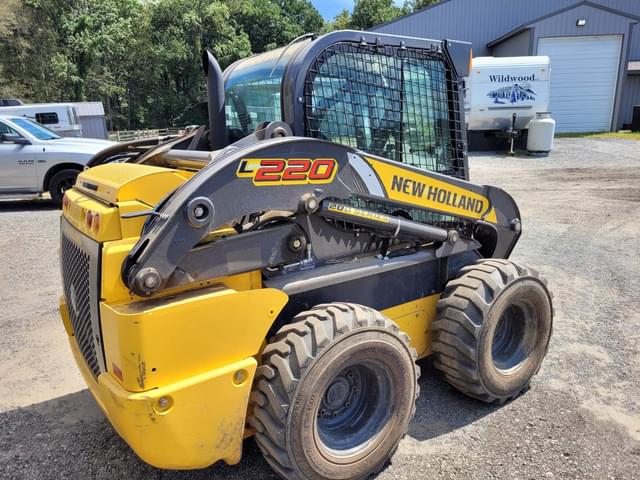 Image of New Holland L220 equipment image 1