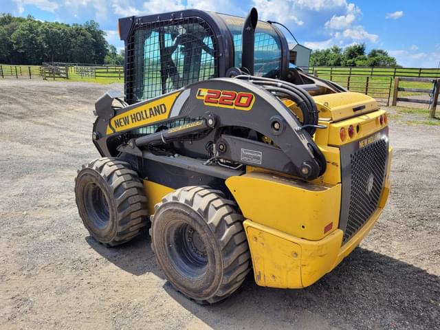 Image of New Holland L220 equipment image 4