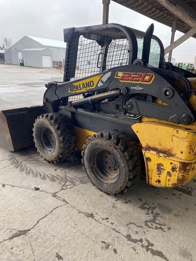 Image of New Holland L220 equipment image 1