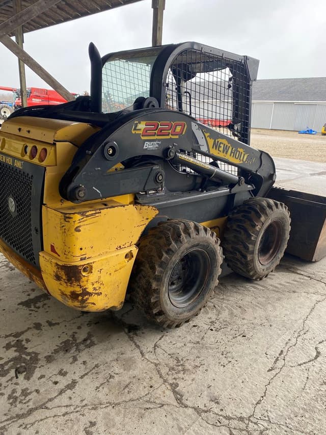 Image of New Holland L220 equipment image 2