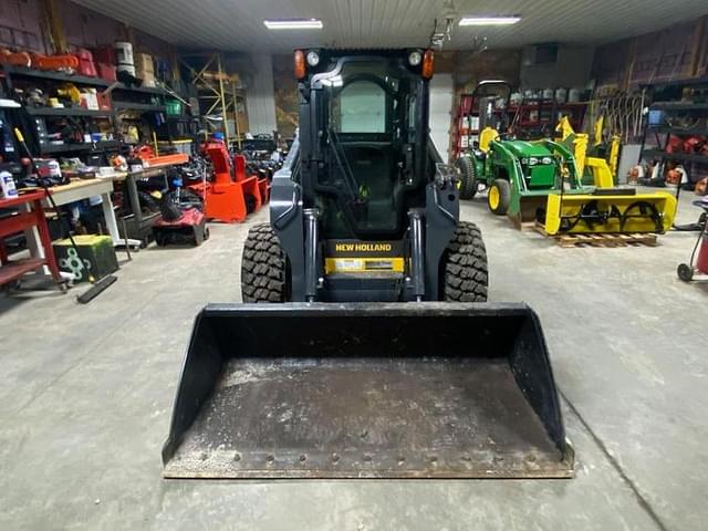 Image of New Holland L220 equipment image 1
