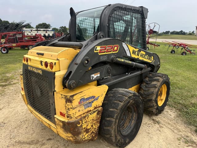 Image of New Holland L220 equipment image 3