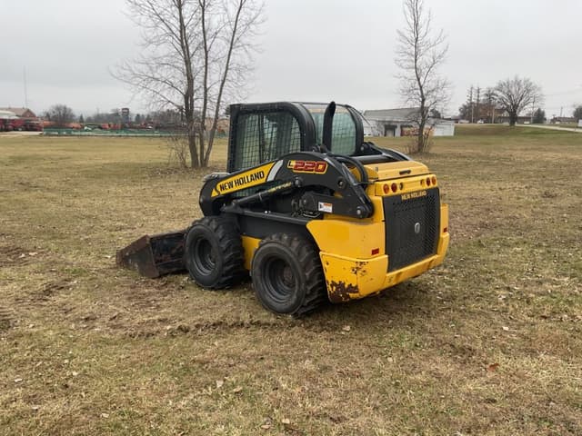 Image of New Holland L220 equipment image 2