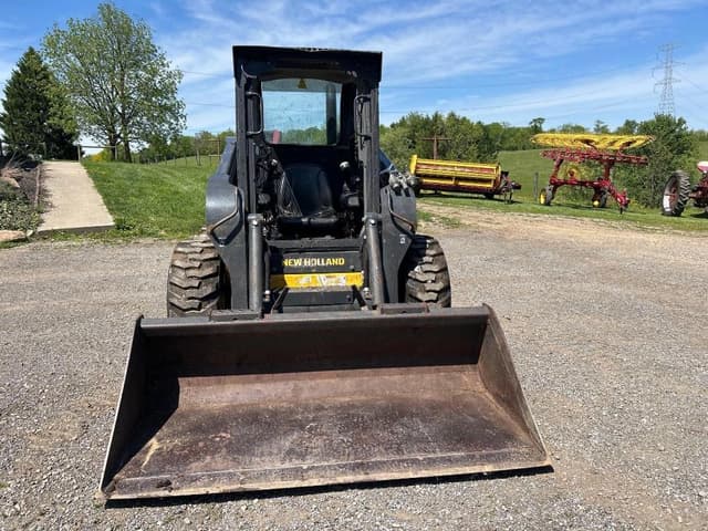 Image of New Holland L220 equipment image 2
