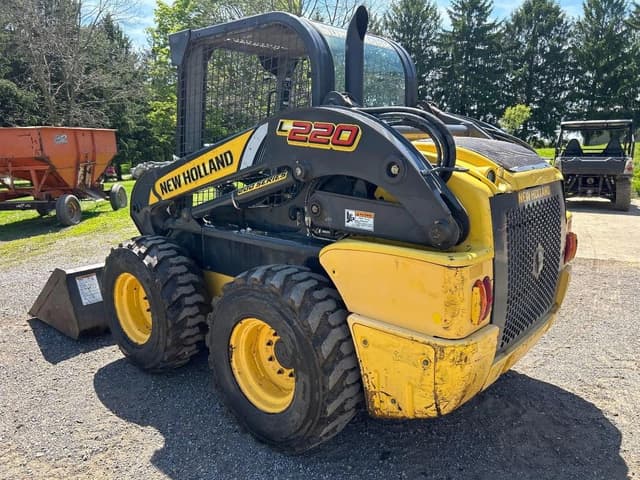 Image of New Holland L220 equipment image 4