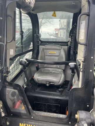 Image of New Holland L228 equipment image 4