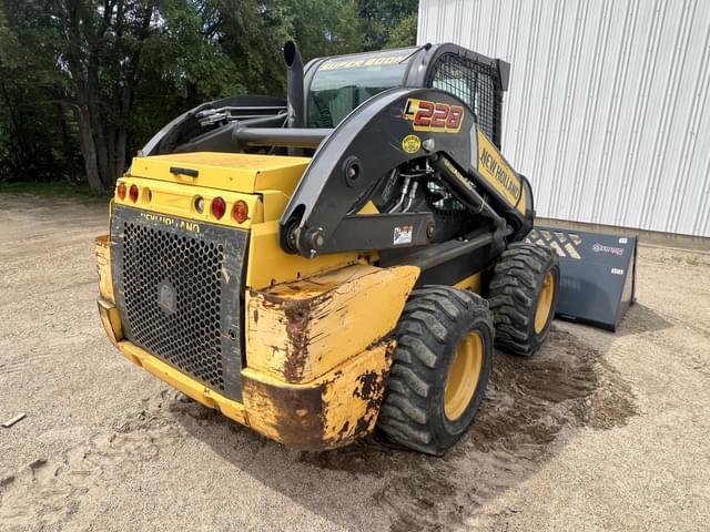 Image of New Holland L228 equipment image 3