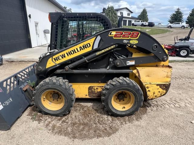 Image of New Holland L228 equipment image 4