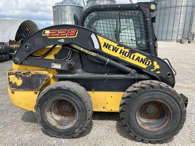 Image of New Holland L228 equipment image 3