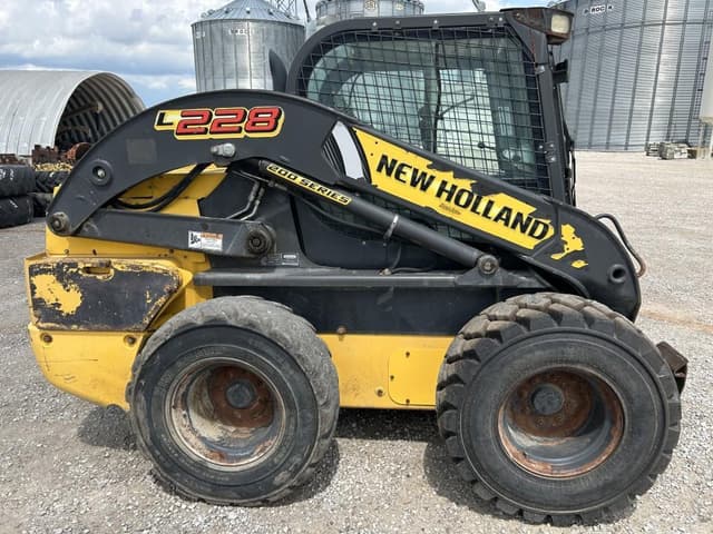 Image of New Holland L228 equipment image 3