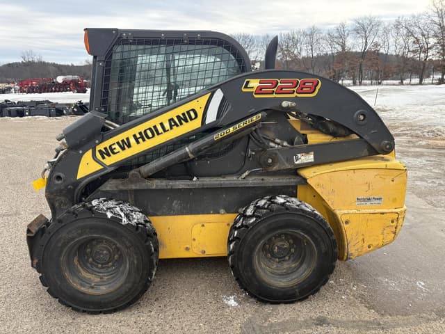 Image of New Holland L228 equipment image 2