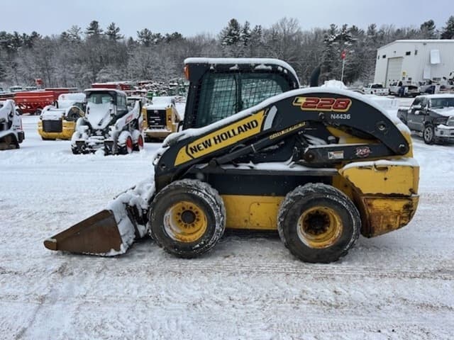 Image of New Holland L228 equipment image 3