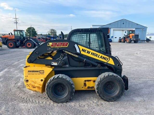Image of New Holland L228 equipment image 3