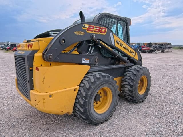 Image of New Holland L230 equipment image 2