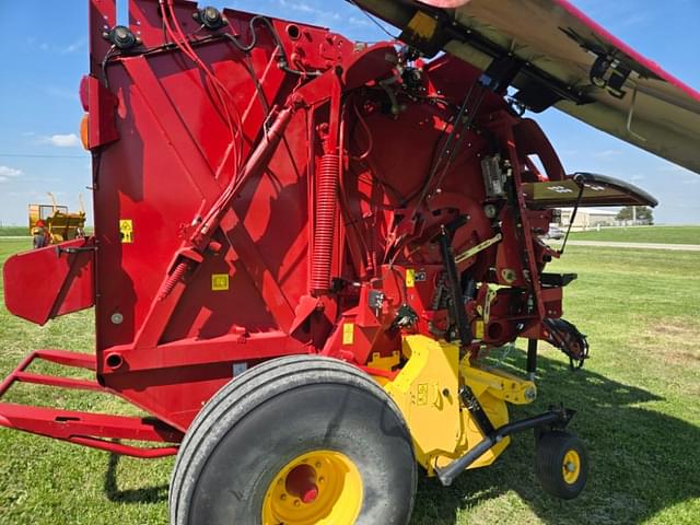 Image of New Holland RB560 equipment image 4