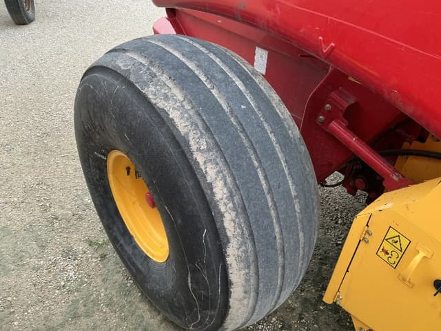 Image of New Holland RB560 Specialty Crop equipment image 4