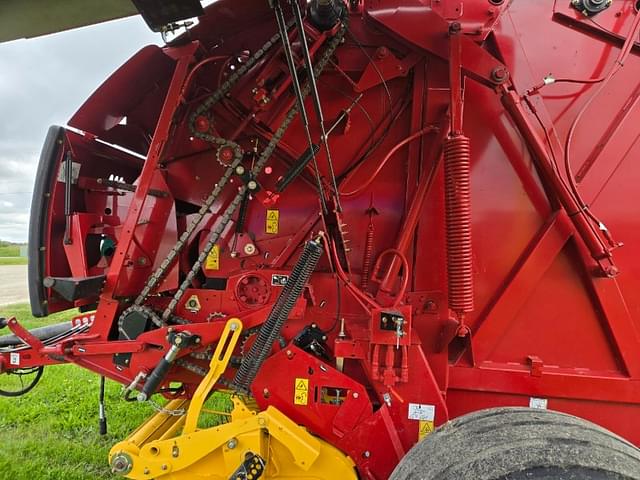 Image of New Holland RB560 Specialty Crop equipment image 3