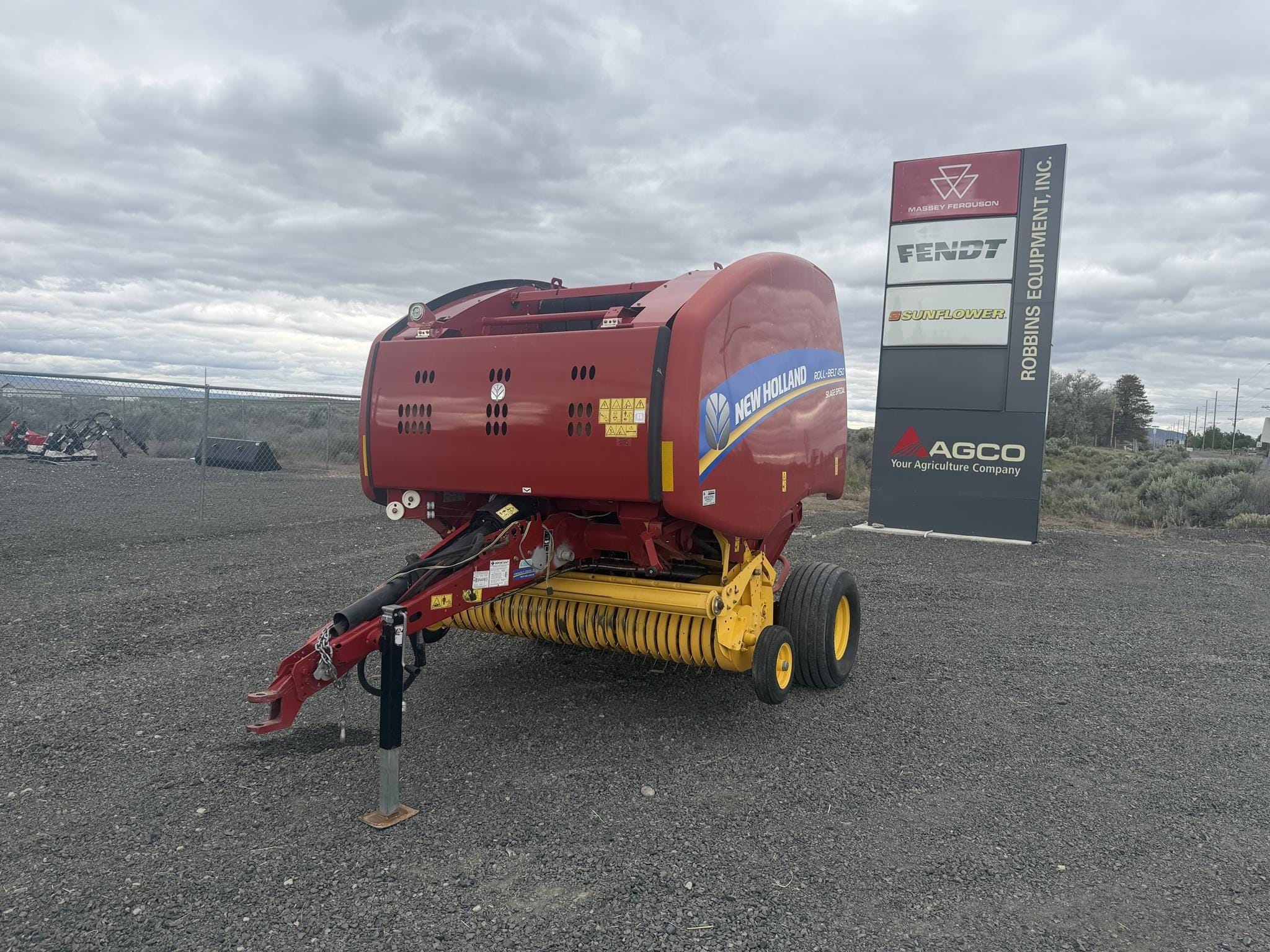 2017 New Holland RB450 Equipment Image0