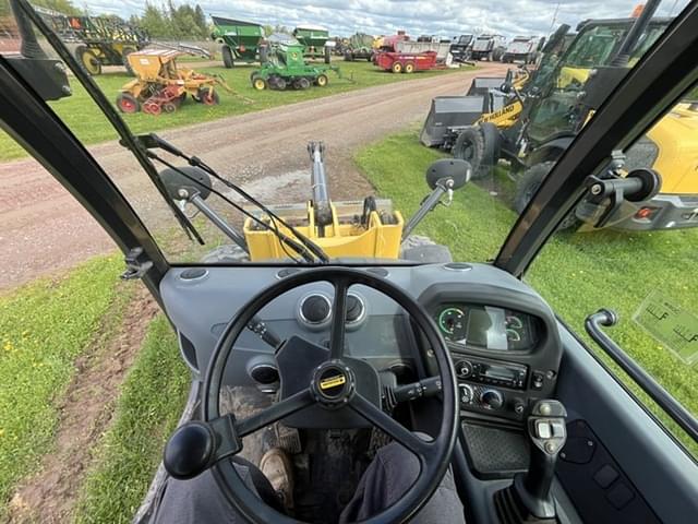 Image of New Holland W80C equipment image 4