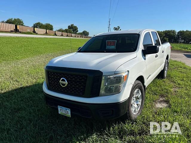 Image of Nissan Titan equipment image 1