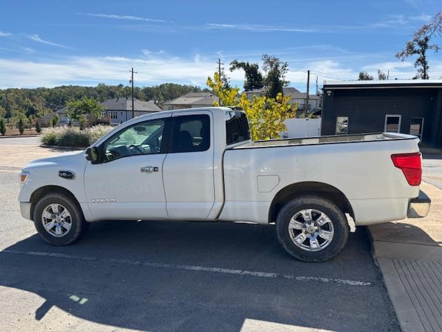 Image of Nissan Titan equipment image 1