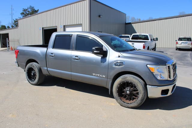 Image of Nissan Titan equipment image 2