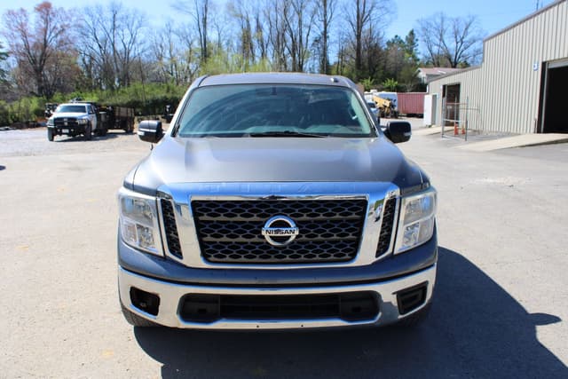 Image of Nissan Titan equipment image 1