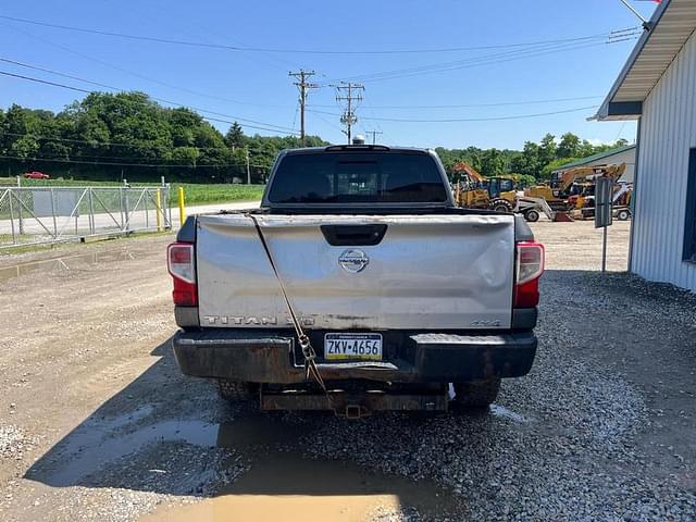 Image of Nissan Titan equipment image 3
