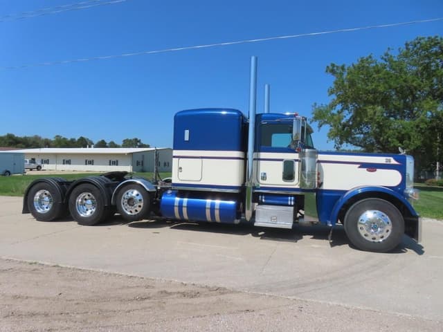 Image of Peterbilt 389 equipment image 4
