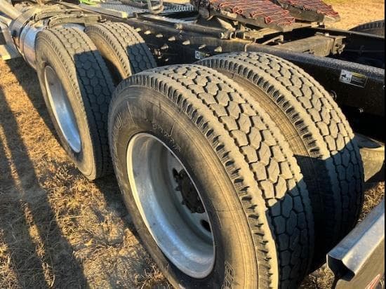 Image of Peterbilt 389 equipment image 4