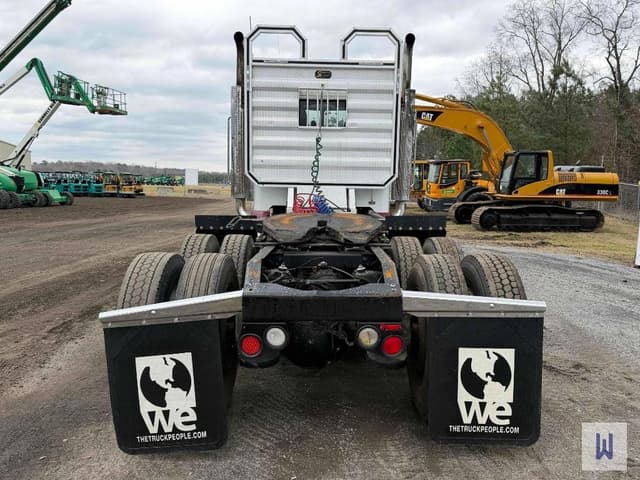 Image of Peterbilt 389 equipment image 4