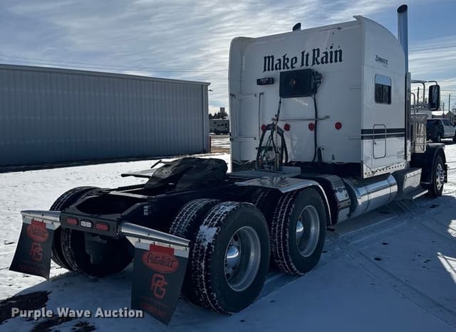 Image of Peterbilt 389 equipment image 4