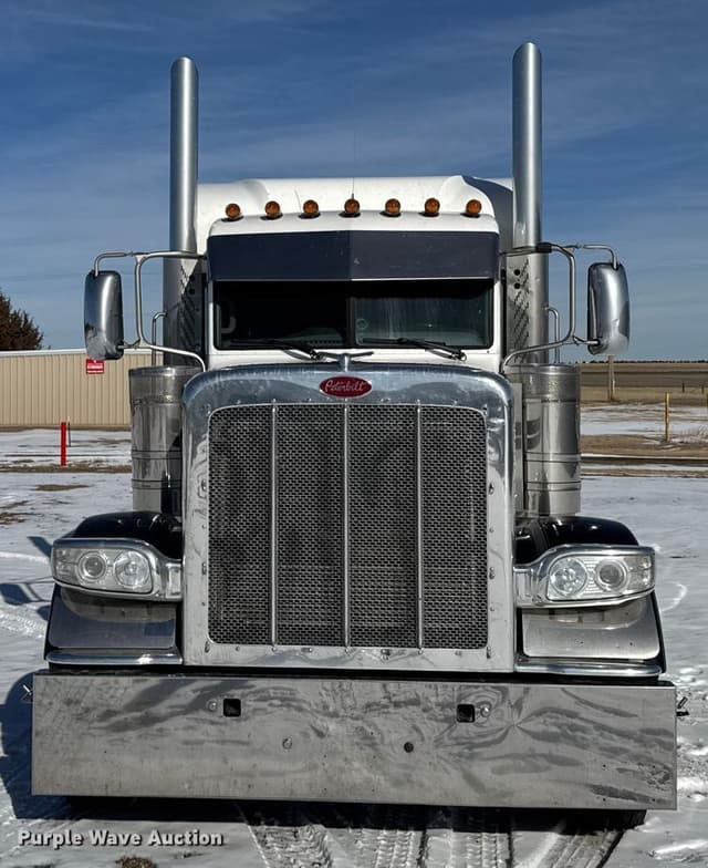 Image of Peterbilt 389 equipment image 1
