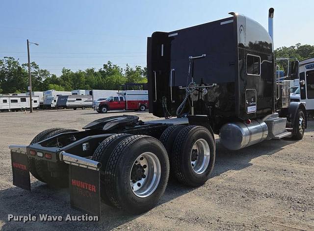 Image of Peterbilt 389 equipment image 4