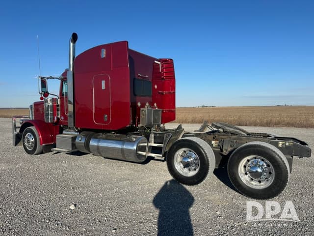 Image of Peterbilt 389 equipment image 4